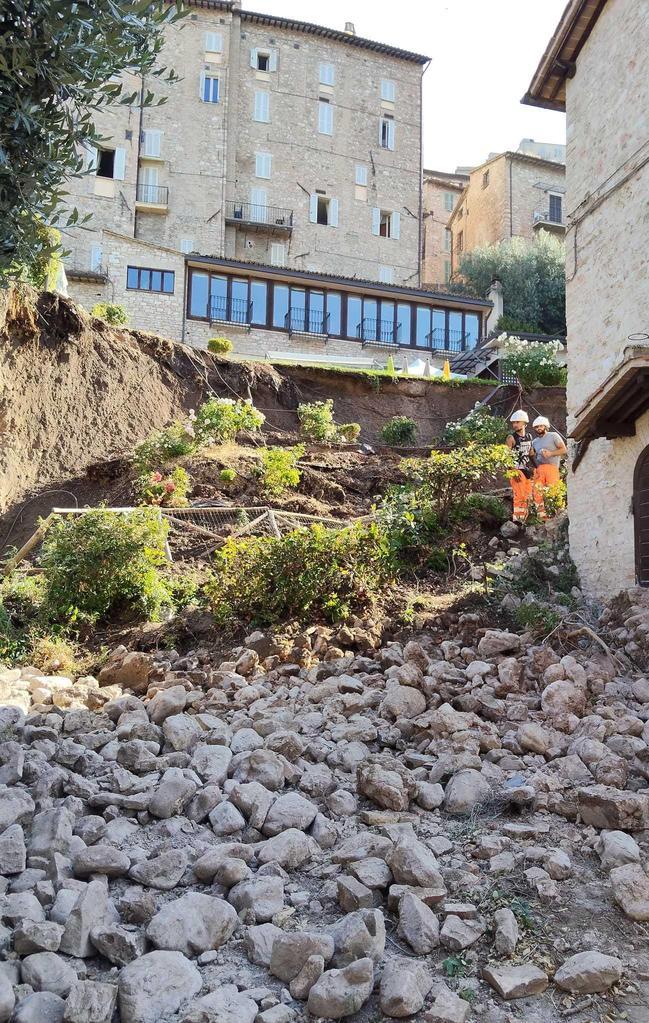 paura ad assisi crolla un muro in centro detriti sulle auto e strada chiusa
