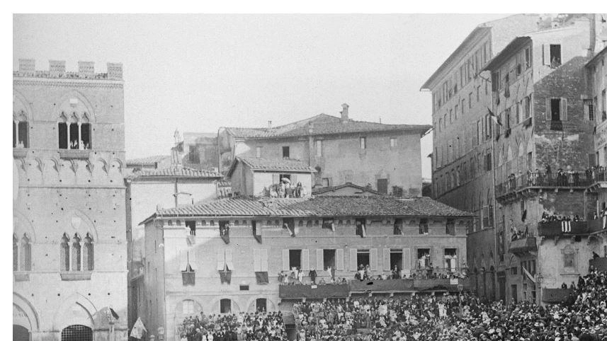 Aurelio Monteverde, Piazza del Campo, Siena, 7 luglio 1922, Archivi Alinari Aurelio Monteverde, Piazza del Campo, Siena, 7 luglio 1922, Archivi Alinari