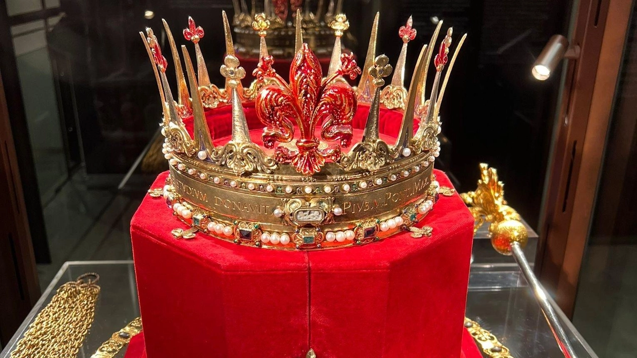La corona granducale di Cosimo I de’ Medici è uno dei reperti in mostra dallo scorso novembre al museo etrusco di Artimino il 450° anniversario della morte La corona granducale di Cosimo I de’ Medici è uno dei reperti in mostra dallo scorso novembre al museo etrusco di Artimino il 450° anniversario della morte