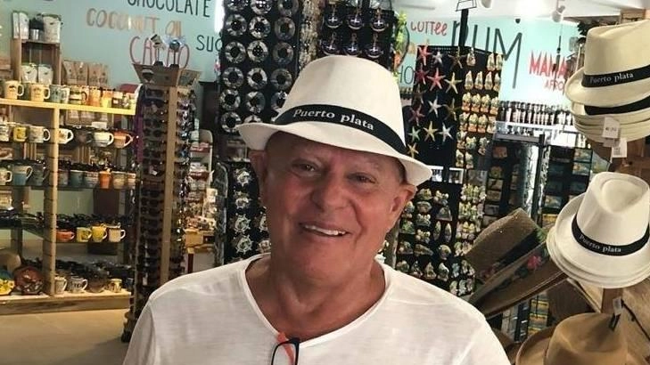 La vittima dell’incidente mortale è l’imprenditore trevano Feliciano Stoppaccioli, 71 anni. A destra l’ultraleggero, che si è schiantato subito dopo il decollo