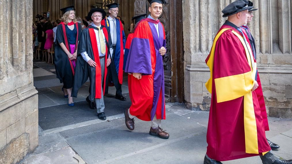 Il professor Nello Cristianini alle Summer Graduation Ceremonies 2024 nell’abbazia di. Bath. nel luglio scorso Il professor Nello Cristianini alle Summer Graduation Ceremonies 2024 nell’abbazia di. Bath. nel luglio scorso