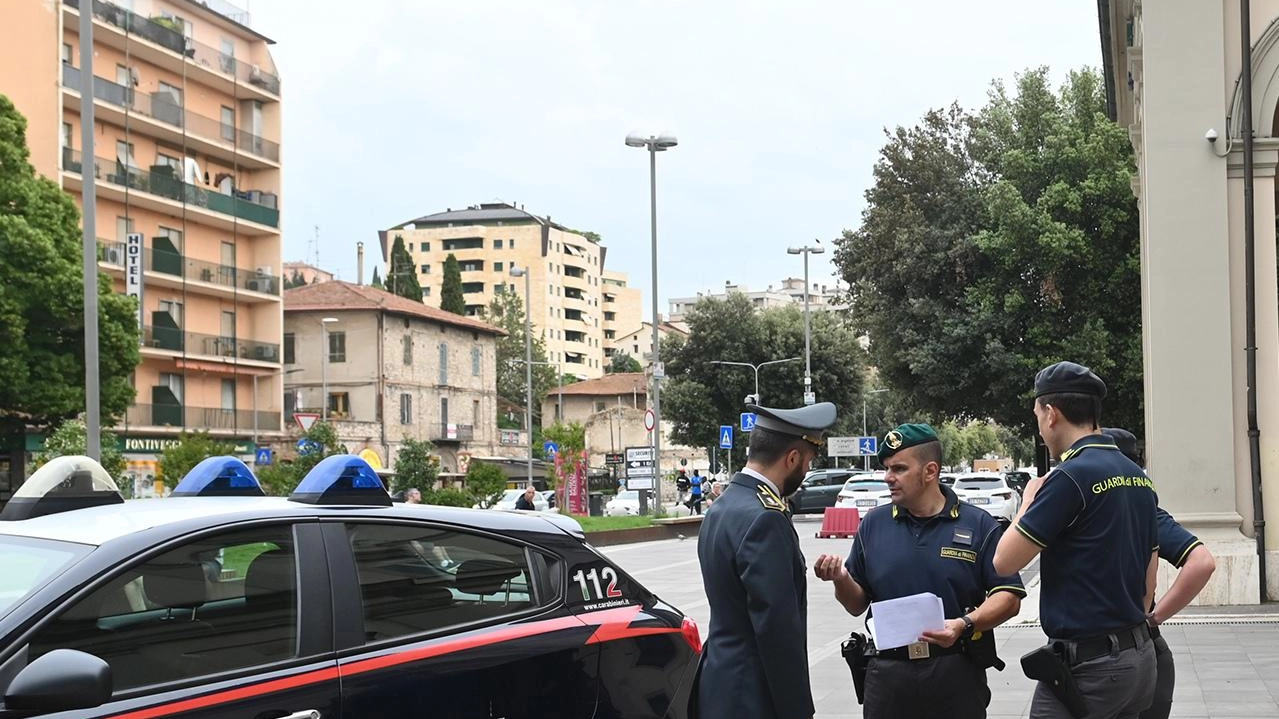 Il livello di guardia per i luoghi sensibili, come le stazioni, si è. alzato ancora Il livello di guardia per i luoghi sensibili, come le stazioni, si è. alzato ancora
