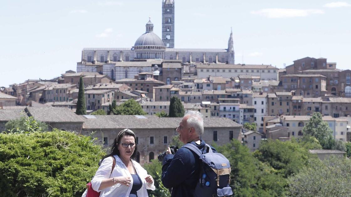 Turismo, prenotazioni in calo. L’allarme di Confcommercio: "Si va oltre il mordi e fuggi"