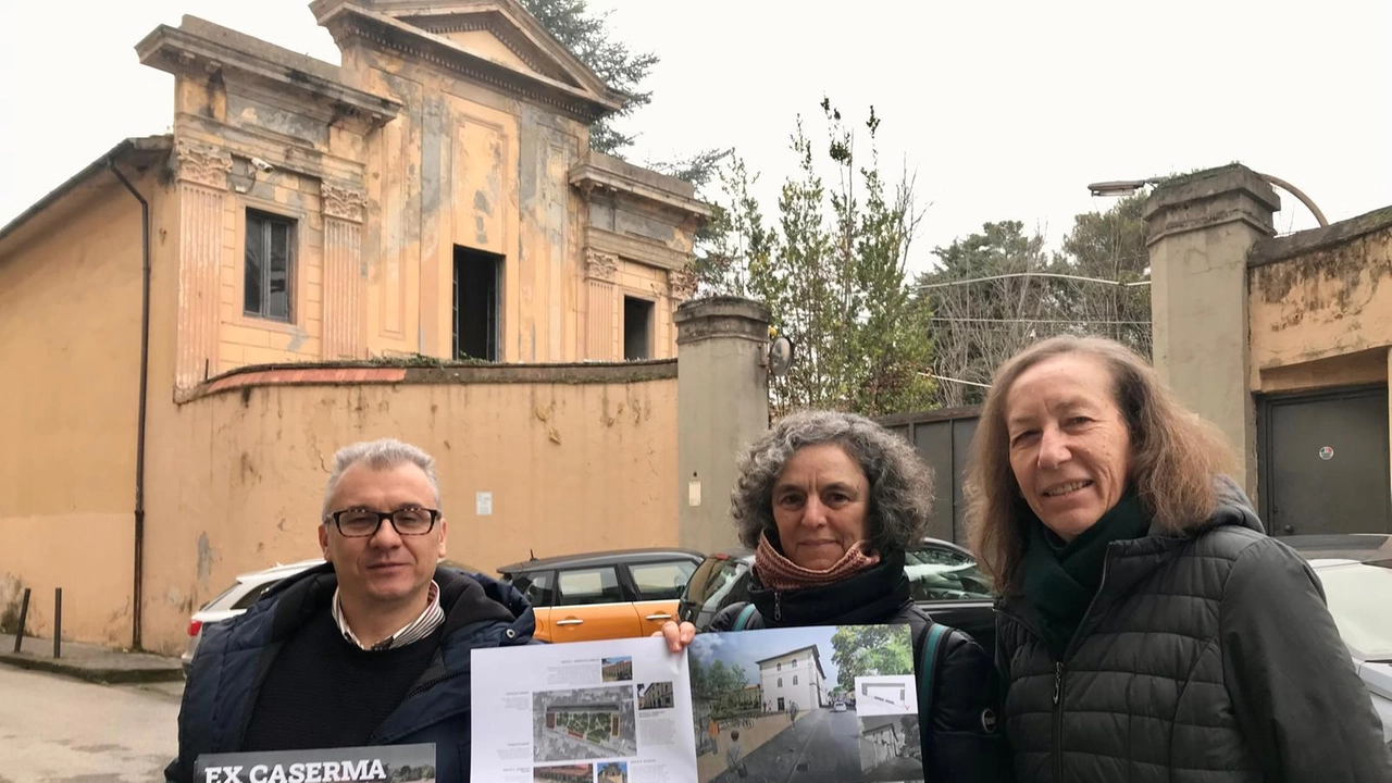 Il capogruppo della lista di sinistra Una Città in Comune Ciccio Auletta con due attiviste. durante la conferenza stampa tenutasi ieri mattina davanti all’ex Caserma Artale, nel quartiere di Santa Maria Il capogruppo della lista di sinistra Una Città in Comune Ciccio Auletta con due attiviste. durante la conferenza stampa tenutasi ieri mattina davanti all’ex Caserma Artale, nel quartiere di Santa Maria