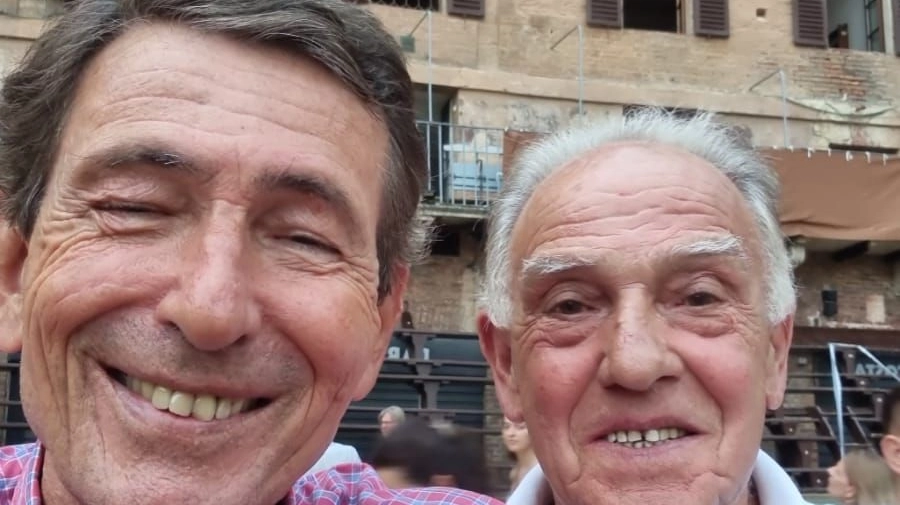 Giorgio Guglielmi di Vulci stasera dopo la prova in Piazza del Campo con Enzo Giorgi Giorgio Guglielmi di Vulci stasera dopo la prova in Piazza del Campo con Enzo Giorgi