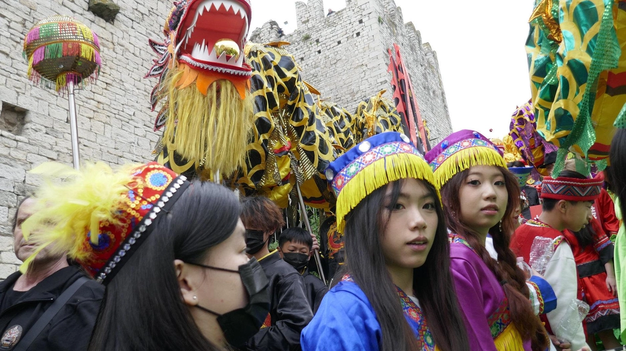 Un momento del capodanno cinese: la sfilata del dragone, i costumi tipici, una grande festa che sa richiamare turisti (Attalmi) Un momento del capodanno cinese: la sfilata del dragone, i costumi tipici, una grande festa che sa richiamare turisti (Attalmi)