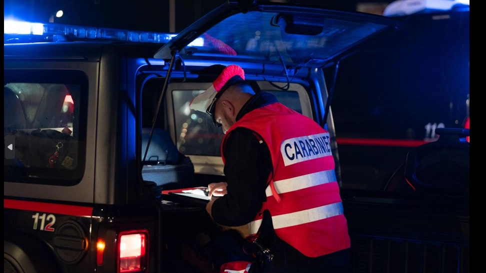 Alcuni passanti che hanno assistito alla scena hanno chiamato la centrale unica del 112 che inviato i carabinieri