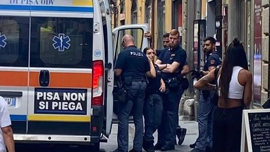 Due uomini stranieri litigano per una donna in Corso Italia a Pisa, causando trambusto. Intervengono passanti e forze dell'ordine, nessuno grave. Due uomini stranieri litigano per una donna in Corso Italia a Pisa, causando trambusto. Intervengono passanti e forze dell'ordine, nessuno grave.