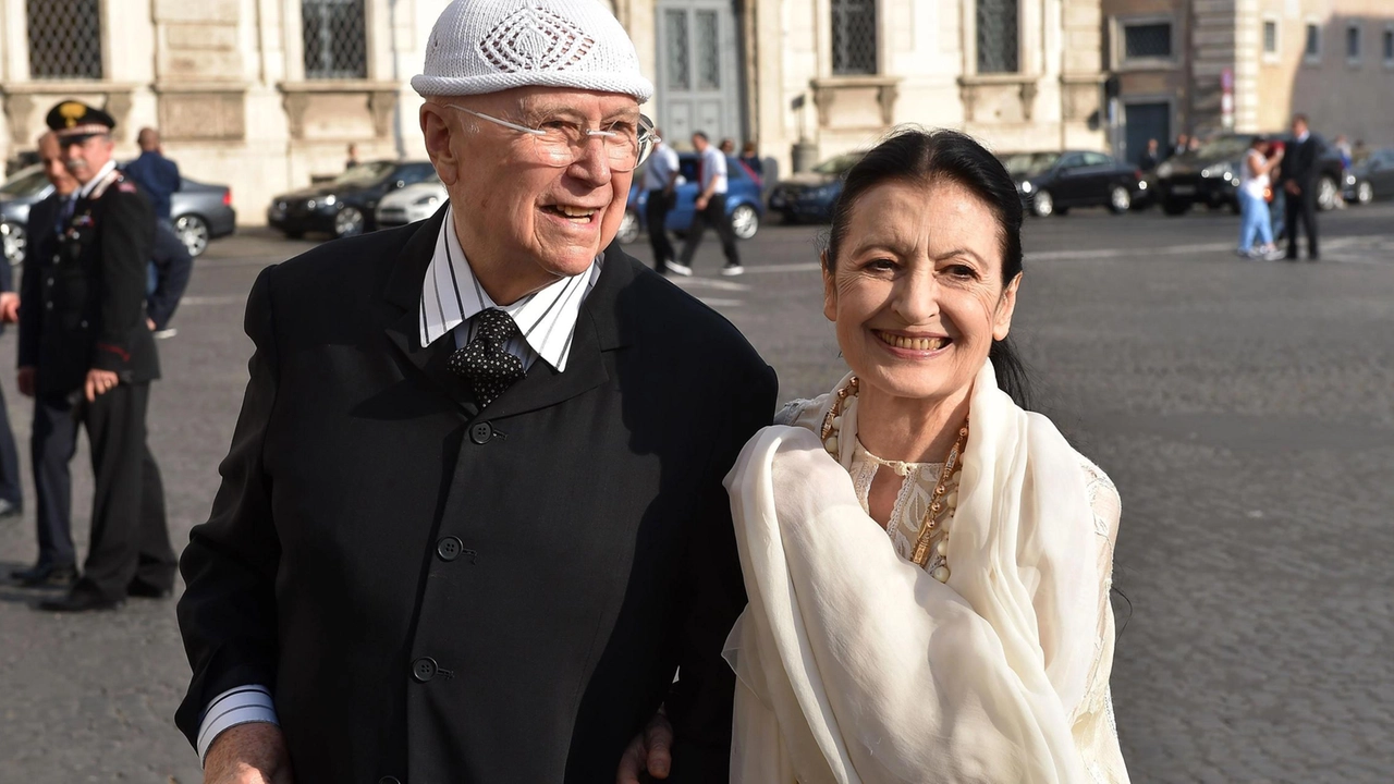 Il regista Beppe Menegatti insieme alla moglie Carla Fracci. Sono stati sposati per 57 anni