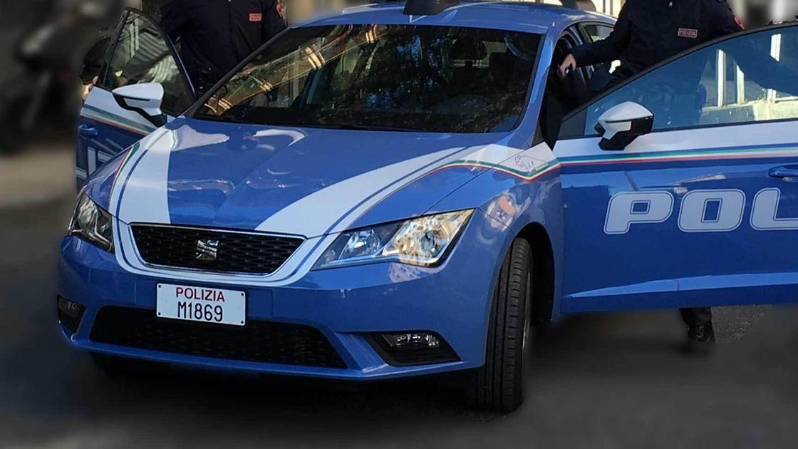 spacciava a casa mentre era ai domiciliari l arresto e il sequestro di droga e contanti