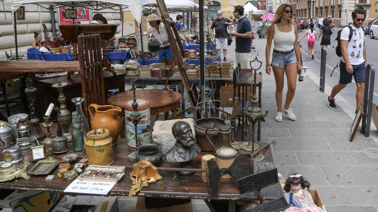 Anche oggi in centro storico si rinnova l’appuntamento con il mercatino dell’antiquariato, collezionismo e cose d’altri tempi che prende il... Anche oggi in centro storico si rinnova l’appuntamento con il mercatino dell’antiquariato, collezionismo e cose d’altri tempi che prende il...