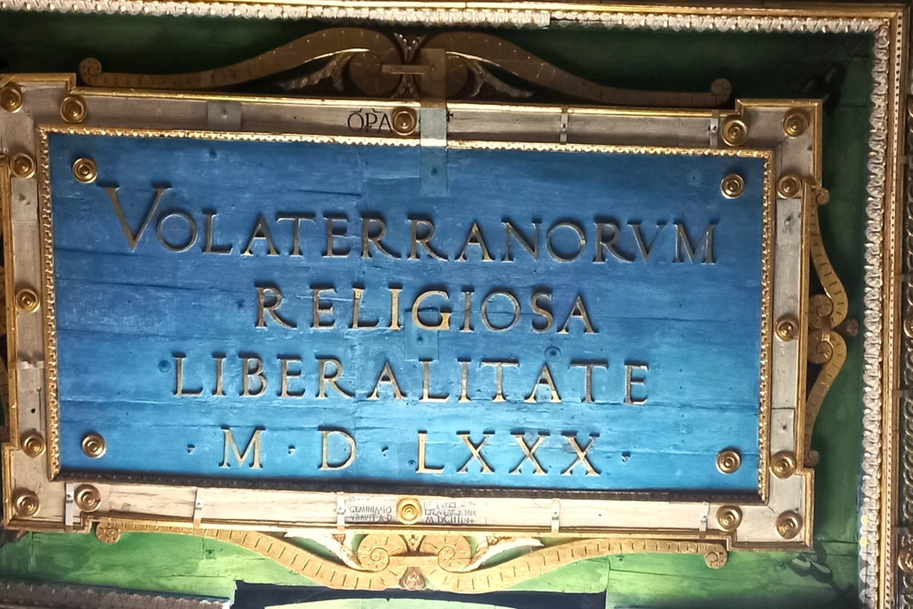 L'iscrizione sul soffitto del Duomo: per la libertà di religione degli abitanti di Volterra, 1580