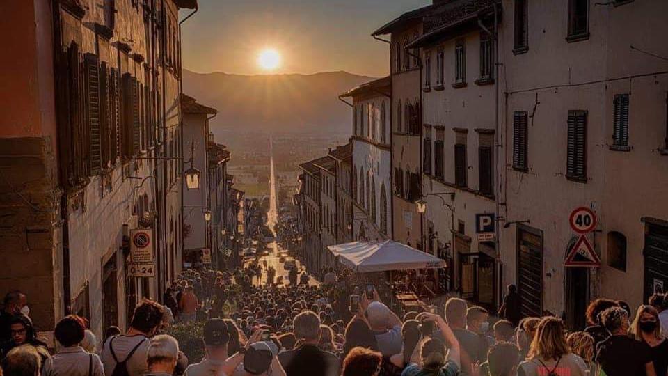 Tutti in Ruga per l’alba perfetta. Il sole in linea con la via di Anghiari Tutti in Ruga per l’alba perfetta. Il sole in linea con la via di Anghiari