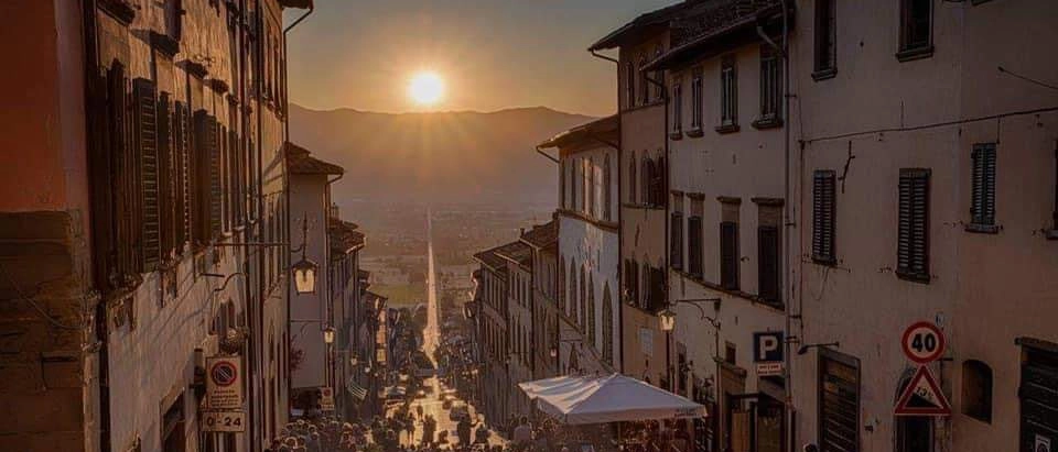 Tutti in Ruga per l’alba perfetta. Il sole in linea con la via di Anghiari