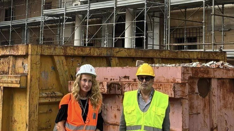 Sopralluogo dell’amministrazione Persiani sui cantieri del Pnrr. Operai al lavoro al ‘Bourdillon’ per tenere operativa la biblioteca. "Nelle prossime settimane vedremo quella crescita che Massa merita". Sopralluogo dell’amministrazione Persiani sui cantieri del Pnrr. Operai al lavoro al ‘Bourdillon’ per tenere operativa la biblioteca. "Nelle prossime settimane vedremo quella crescita che Massa merita".
