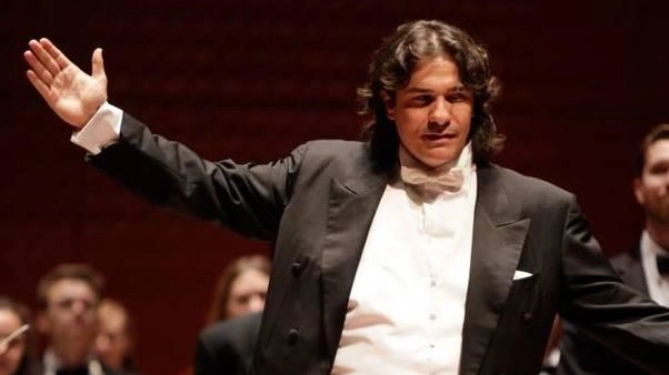 Il direttore Roberto Gianola,. sul podio dell’Orchestra Sinfonica “Città di Grosseto” per “Cavalleria Rusticana”,. ultimo appuntamento de “L’Opera in piazza 2025” Il direttore Roberto Gianola,. sul podio dell’Orchestra Sinfonica “Città di Grosseto” per “Cavalleria Rusticana”,. ultimo appuntamento de “L’Opera in piazza 2025”