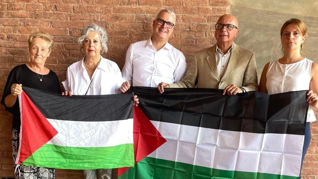 Il consiglieri del Pd hanno esibito la bandiera palestinese, visto che il Comune di Siena è tra quelli in provincia che non la hanno esposta Il consiglieri del Pd hanno esibito la bandiera palestinese, visto che il Comune di Siena è tra quelli in provincia che non la hanno esposta