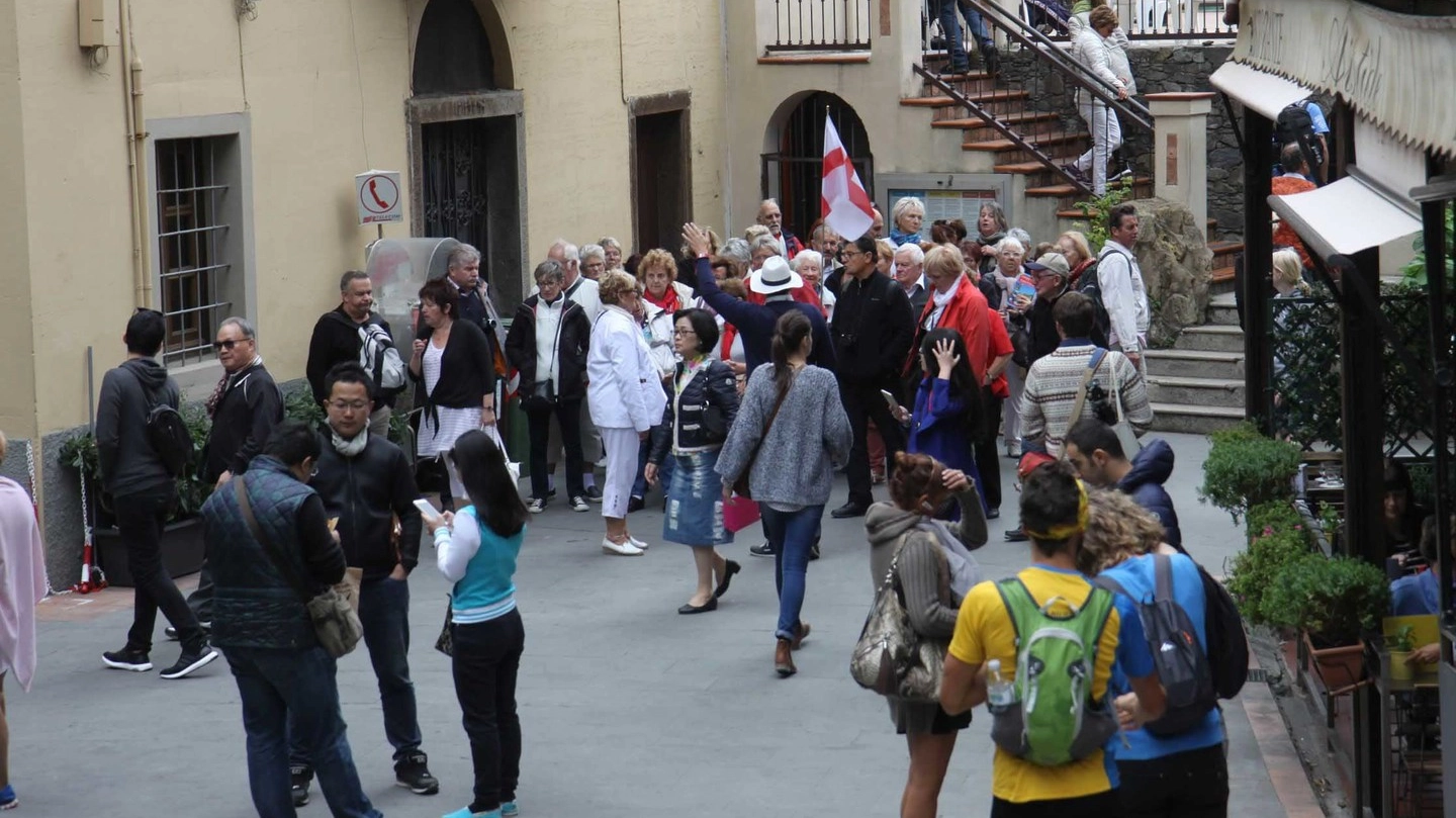 I turisti affollano il borgo di Manarola. I commercianti sono contrari alle nuove tariffe del treno (foto d’archivio)