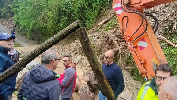 Il Comitato Ugo Pisa mette nel mirino la pianificazione delle manutenzioni. E Rifondazione tuona: "Il clima cambia, liberiamoci dalla speculazione edilizia".