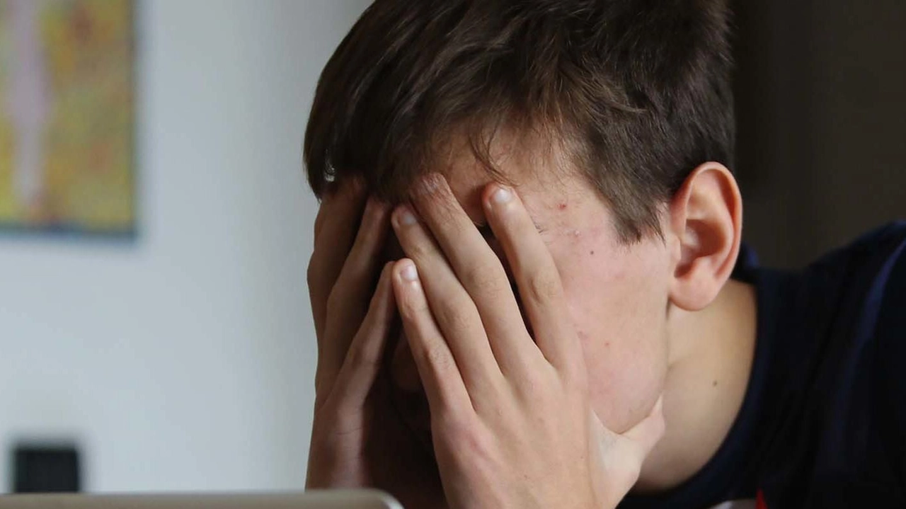 Sempre più diffuse le dipendenze online e non solo (droga e alcol) fra i giovanissimi (. foto di repertorio Sempre più diffuse le dipendenze online e non solo (droga e alcol) fra i giovanissimi (. foto di repertorio