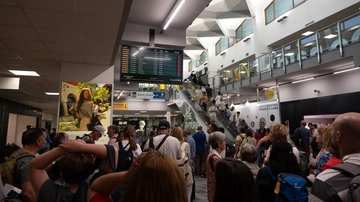 Nubifragio a Pisa, allagato l’aeroporto. Voli dirottati