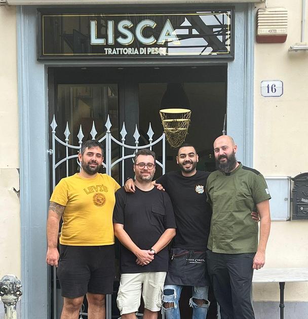 Saracinesche che si alzano. Una trattoria di pesce e un bar... filosofico Saracinesche che si alzano. Una trattoria di pesce e un bar... filosofico