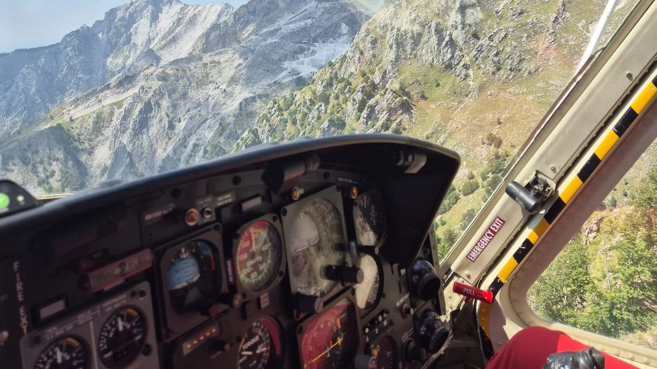 L'intervento dell'elicottero Drago per salvare gli escursionisti sul Monte Pisanino