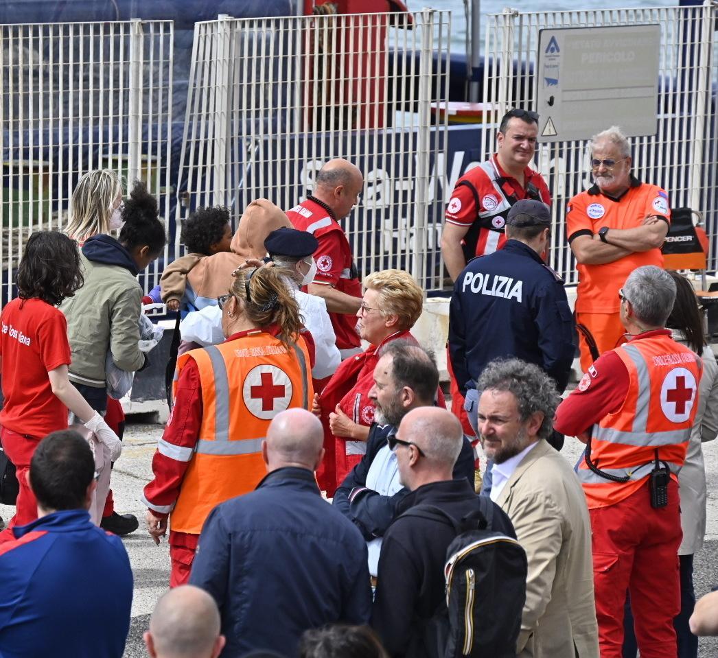 spezia 232 un porto sicuro luned236 sbarca 8217solidaire8217