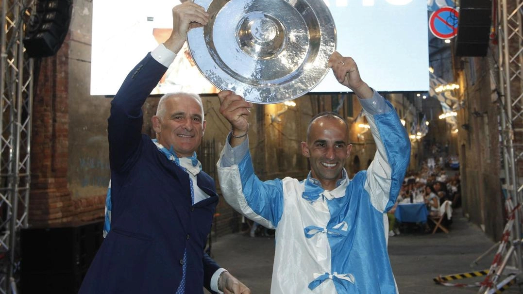 Oltre 600 a tavola in via Duprè con la dirigenza e il fantino Brigante. Toscano: "A lui auguro di alzare il nerbo già il prossimo 2 luglio" . .