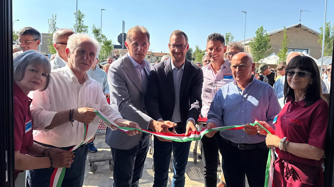 Un momento del taglio del nastro del nuovo negozio Coop a Pitigliano, che ora si trova in via Brodolini