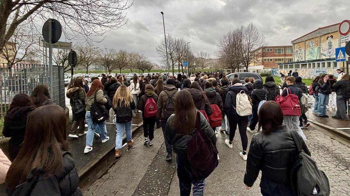 Studente rapinato al Villaggio. FdI: "I ragazzi non denunciano. Hanno paura delle reazioni" Studente rapinato al Villaggio. FdI: "I ragazzi non denunciano. Hanno paura delle reazioni"