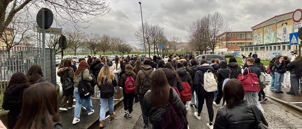 Studente rapinato al Villaggio. FdI: "I ragazzi non denunciano. Hanno paura delle reazioni"