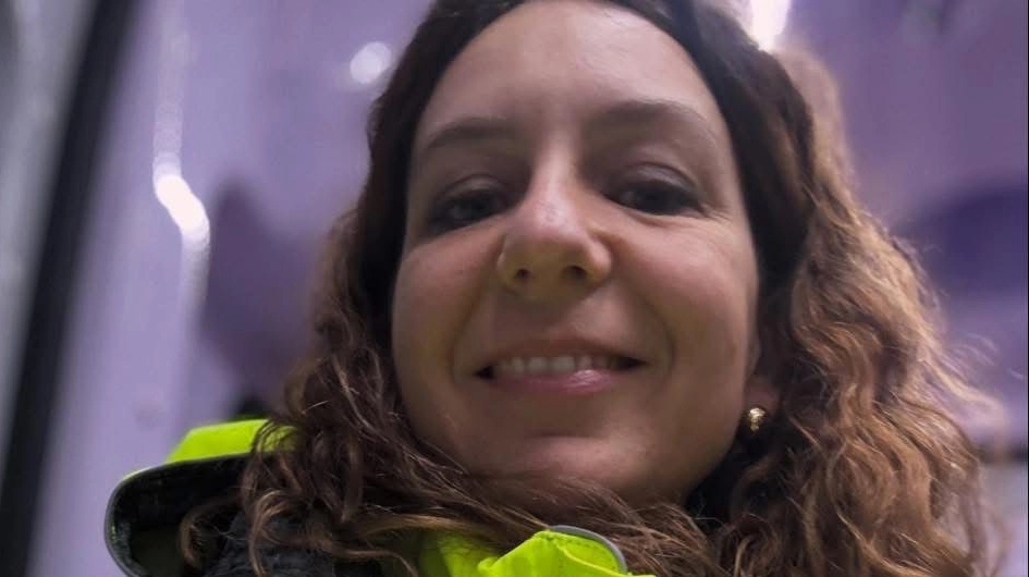 Si accascia sulla spiaggia. Salvata dall’infermiera in vacanza: “Sei il mio angelo custode”
