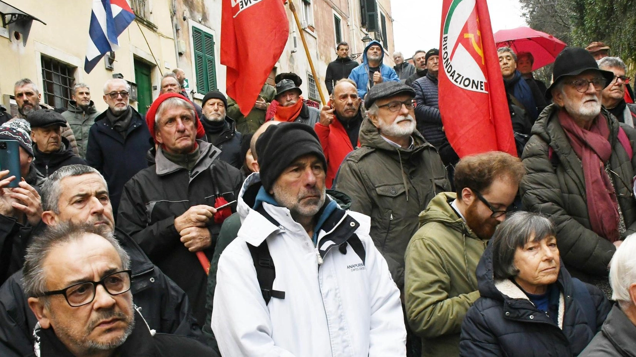 Oltre due metri in marmo bianco con sopra il viso del combattente realizzato dallo scultore Romeo. La sindaca respinge le critiche: "Affronto alle vittime dei totalitarismi? Lo fa chi tollera i saluti romani...". Oltre due metri in marmo bianco con sopra il viso del combattente realizzato dallo scultore Romeo. La sindaca respinge le critiche: "Affronto alle vittime dei totalitarismi? Lo fa chi tollera i saluti romani...".