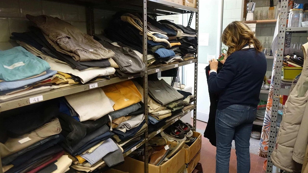 Il reparto abbigliamento un ambiente curato e pulito grazie all’impegno dei volontari che fanno una cernita