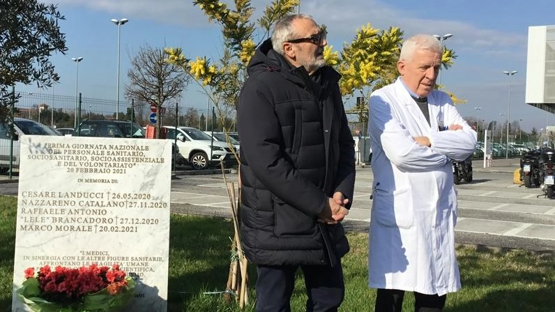 Carlo Manfredi e Guido Bianchini alla cerimonia per i colleghi vittime del Covid