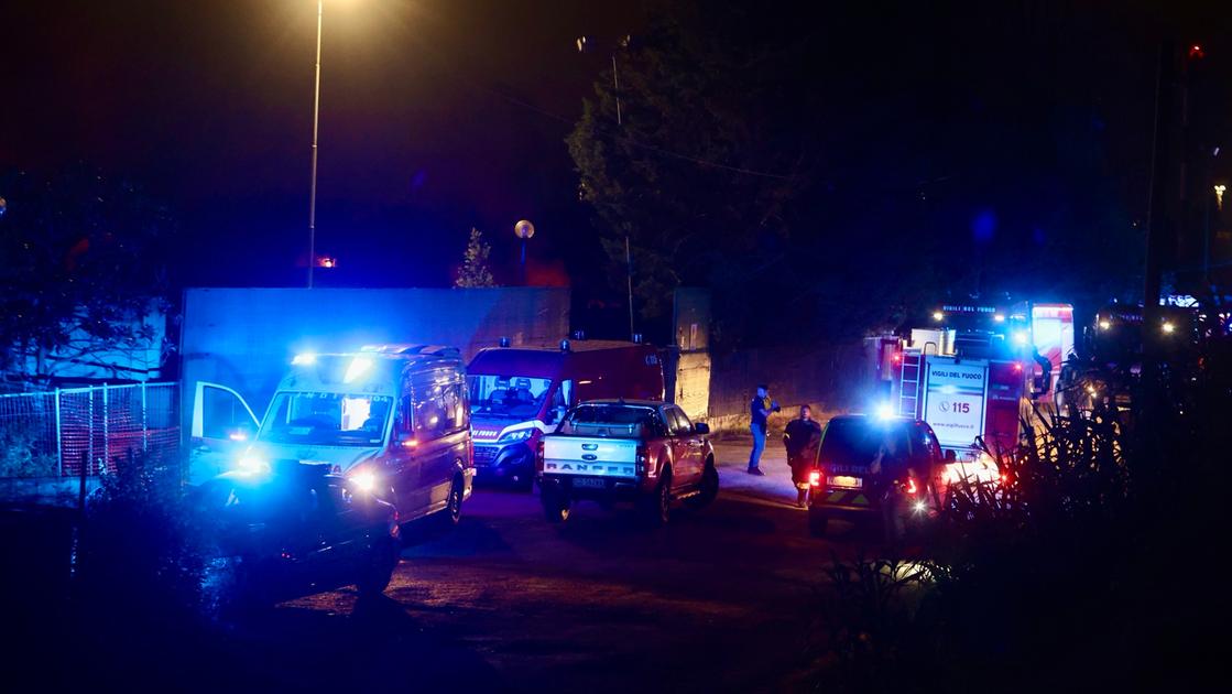 Firenze, notte di fuoco. Maxi incendio a Quaracchi, auto e camper in fiamme a Campi Firenze, notte di fuoco. Maxi incendio a Quaracchi, auto e camper in fiamme a Campi