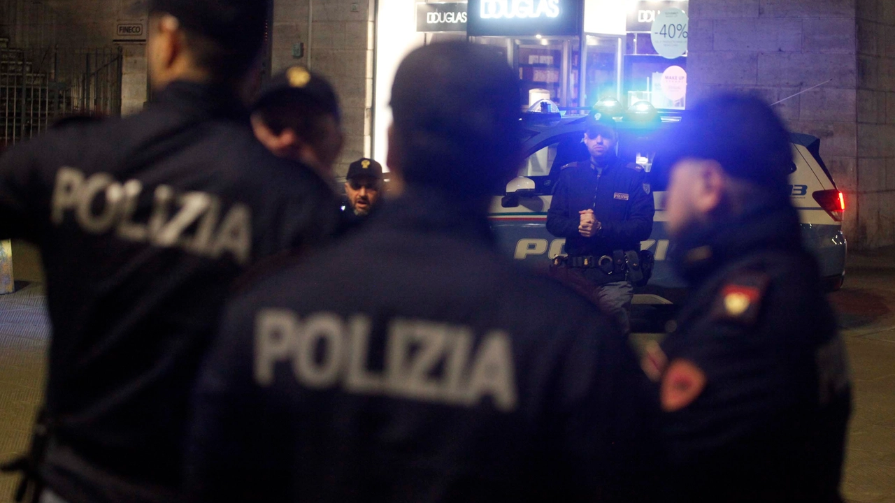 La polizia in azione di notte (foto d’archivio) La polizia in azione di notte (foto d’archivio)