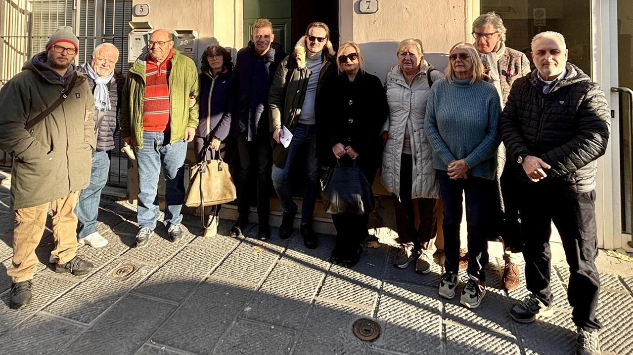 Sindaco, giunta di Ponsacco insieme alla proprietaria ed ad altri cittadini di fronte al portone del condominio ancora per metà occupato dai rom Sindaco, giunta di Ponsacco insieme alla proprietaria ed ad altri cittadini di fronte al portone del condominio ancora per metà occupato dai rom