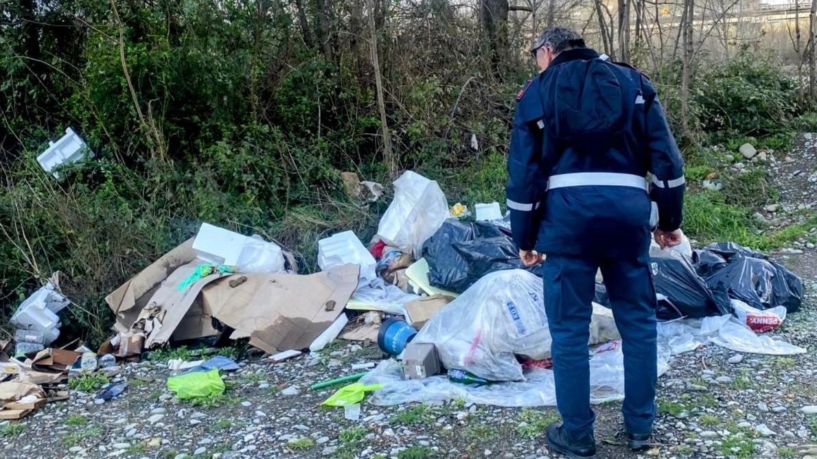 Scarti di lavorazione edile, sacchi neri e indifferenziata trovati in un’area appartata Scarti di lavorazione edile, sacchi neri e indifferenziata trovati in un’area appartata
