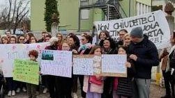 I genitori e gli studenti di Casone chiedono un incontro pubblico: "Ora basta silenzi, vogliamo risposte". Cresce la tensione nel... I genitori e gli studenti di Casone chiedono un incontro pubblico: "Ora basta silenzi, vogliamo risposte". Cresce la tensione nel...