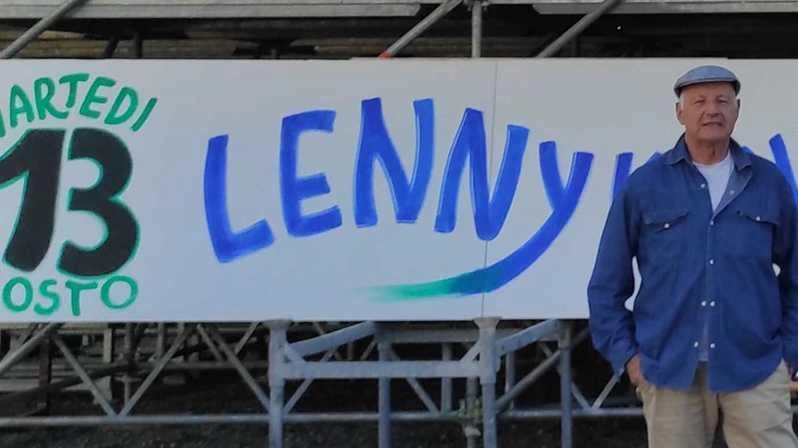 Oggi, come mezzo secolo fa. Quei manifesti evocano l’energia della Versilia. Quella ruggente dei grandi personaggi, degli alberghi chic, dei... Oggi, come mezzo secolo fa. Quei manifesti evocano l’energia della Versilia. Quella ruggente dei grandi personaggi, degli alberghi chic, dei...