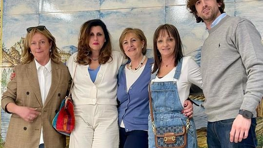 Il sindaco Simone Londi con l’assessore Aglaia Viviani e. il direttivo del nuovo Centro Commerciale Naturale nato a Montelupo Il sindaco Simone Londi con l’assessore Aglaia Viviani e. il direttivo del nuovo Centro Commerciale Naturale nato a Montelupo