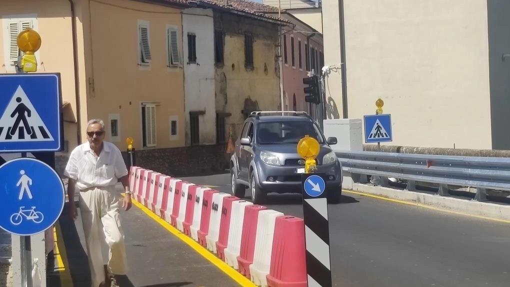 Il passaggio dei pedoni avviene in un percorso creato. sul ponte al fianco della carreggiata Il passaggio dei pedoni avviene in un percorso creato. sul ponte al fianco della carreggiata