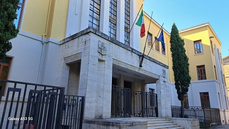 L’ingresso del Liceo Classico “Tacito“. Quasi diecimila gli studenti accolti nelle scuole di competenza della Provincia L’ingresso del Liceo Classico “Tacito“. Quasi diecimila gli studenti accolti nelle scuole di competenza della Provincia