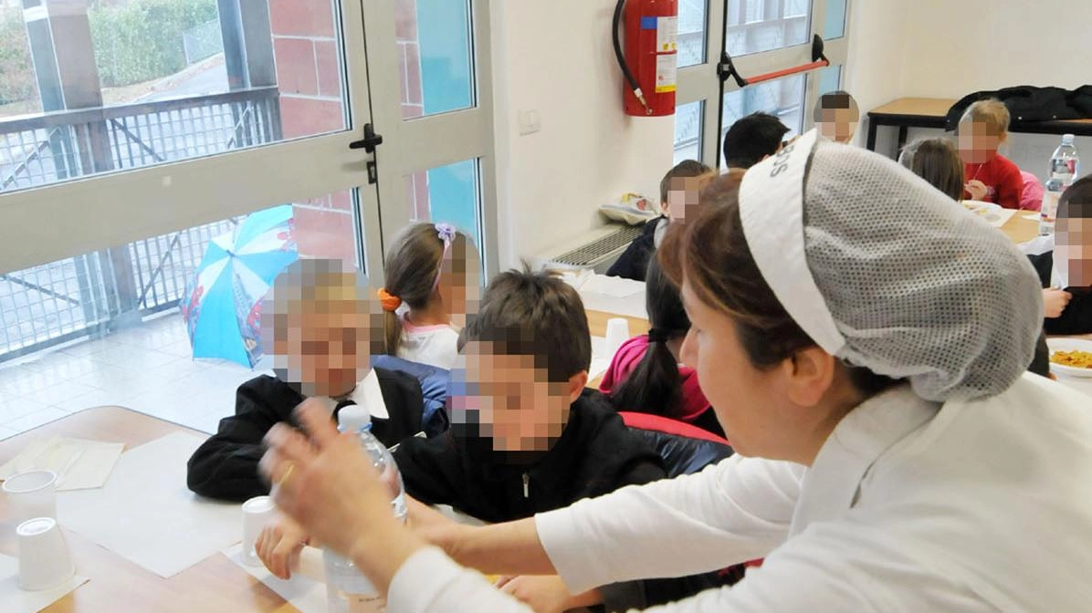 Piccoli vermi in alcune confezioni di pane alla mensa della scuola primaria Giusti de La Scala. Nell’immagine: foto di repertorio di una mensa scolastica Piccoli vermi in alcune confezioni di pane alla mensa della scuola primaria Giusti de La Scala. Nell’immagine: foto di repertorio di una mensa scolastica