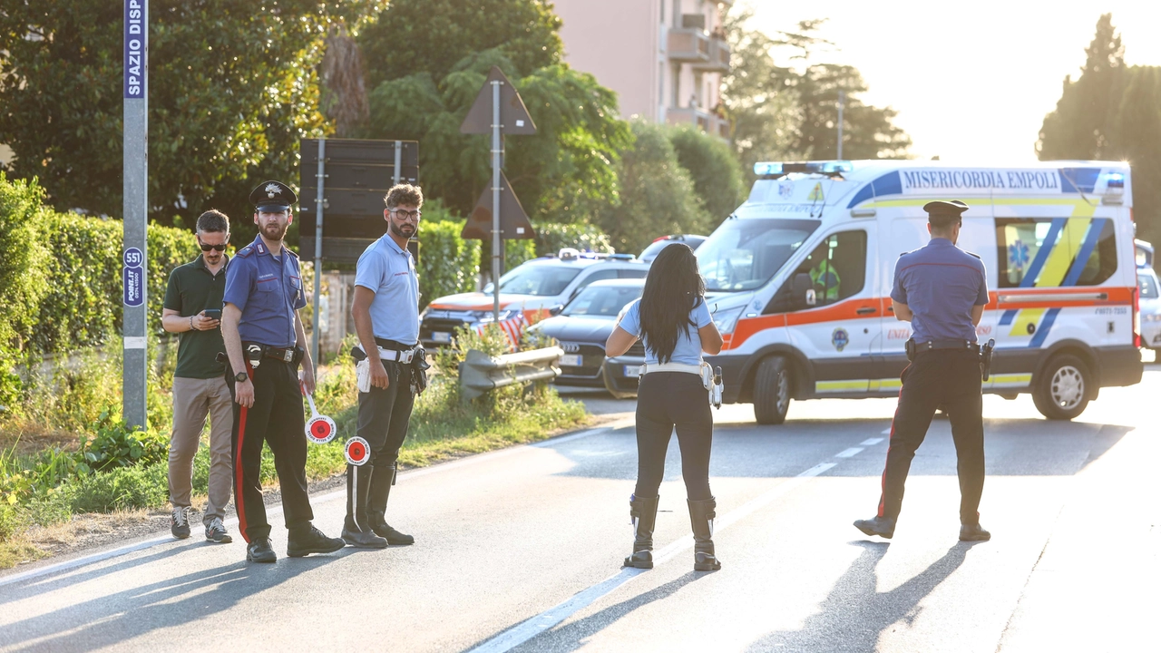 Il luogo dell'incidente a Vinci: sono intervenuti i carabinieri, i vigili urbani e il 118, che ha trasferito la donna ferita all'ospedale San Giuseppe di Empoli (Gasperini / Fotocronache Germogli) Il luogo dell'incidente a Vinci: sono intervenuti i carabinieri, i vigili urbani e il 118, che ha trasferito la donna ferita all'ospedale San Giuseppe di Empoli (Gasperini / Fotocronache Germogli)