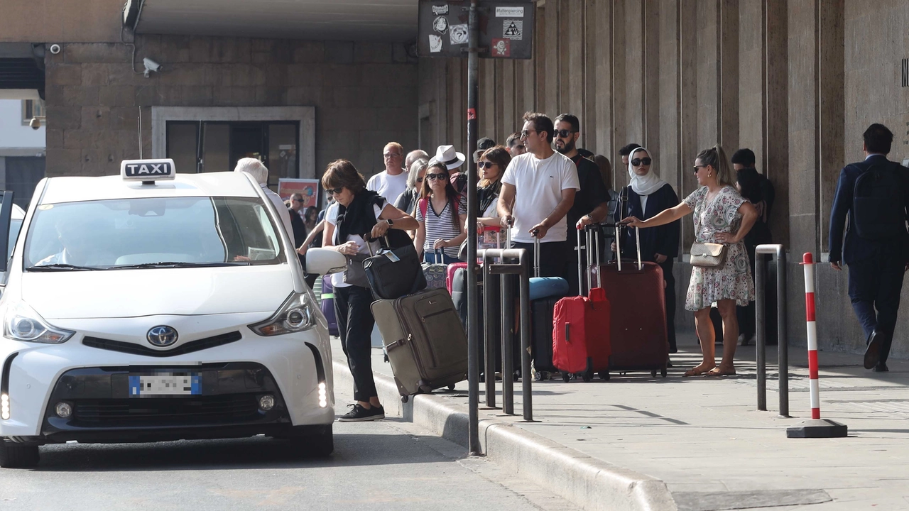 Un taxi alla stazione di Santa Maria Novella Un taxi alla stazione di Santa Maria Novella