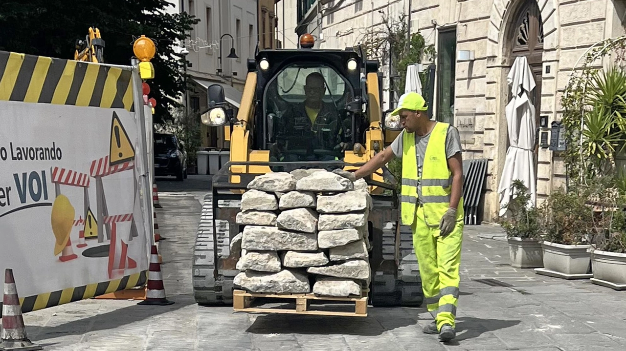 Continuano i malumori per i lavori di piazza della Palma che vanno a rilento Continuano i malumori per i lavori di piazza della Palma che vanno a rilento
