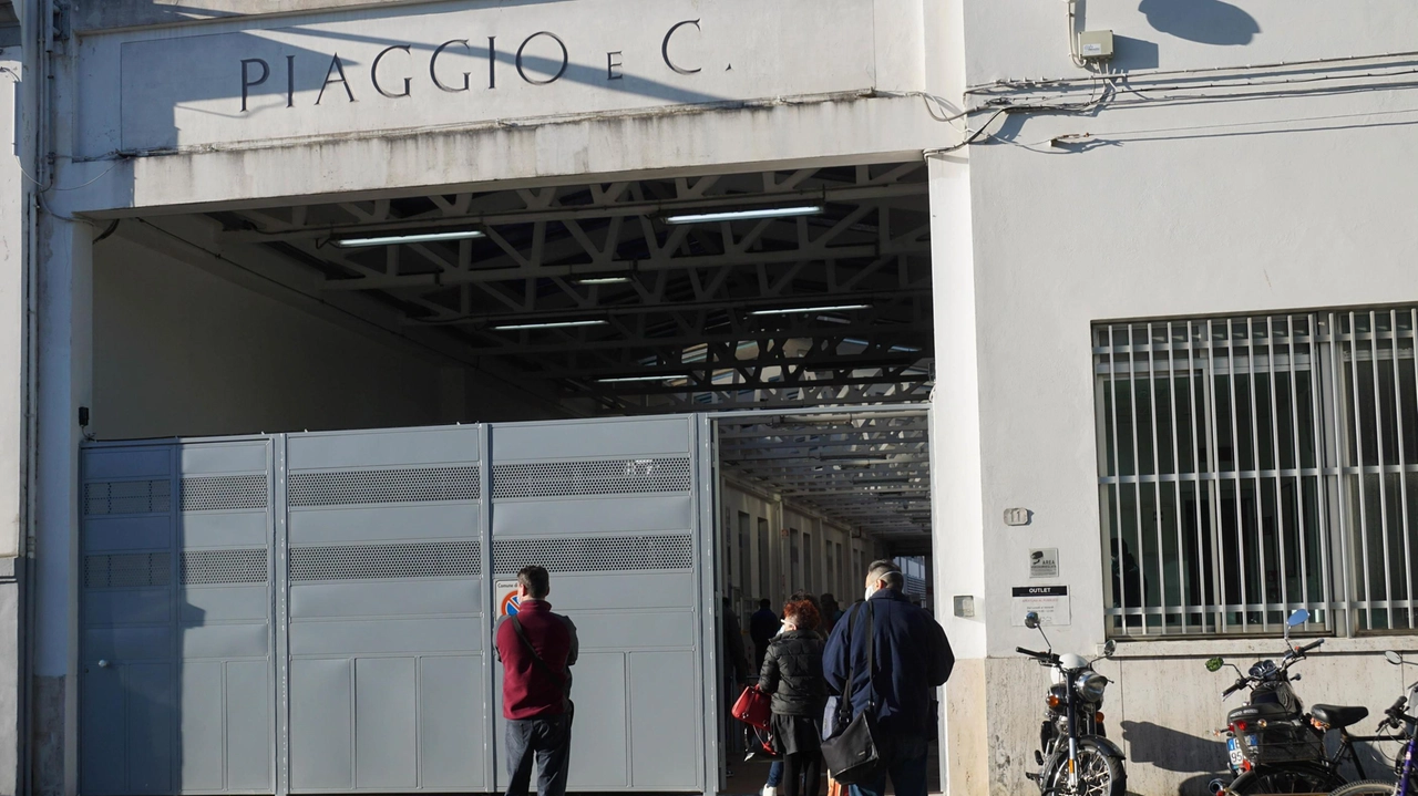 Uno degli ingressi dello stabilimento Piaggio (foto d’archivio) Uno degli ingressi dello stabilimento Piaggio (foto d’archivio)